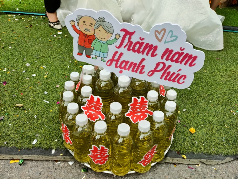 Cô dâu ở Bắc Giang nhận quà cưới là 10 lít xăng từ nhóm bạn thân - 4