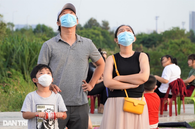 Cánh đồng diều lớn nhất Sài Gòn nhộp nhịp vào mùa - 4 Cánh đồng diều lớn nhất Sài Gòn nhộp nhịp vào mùa - 4