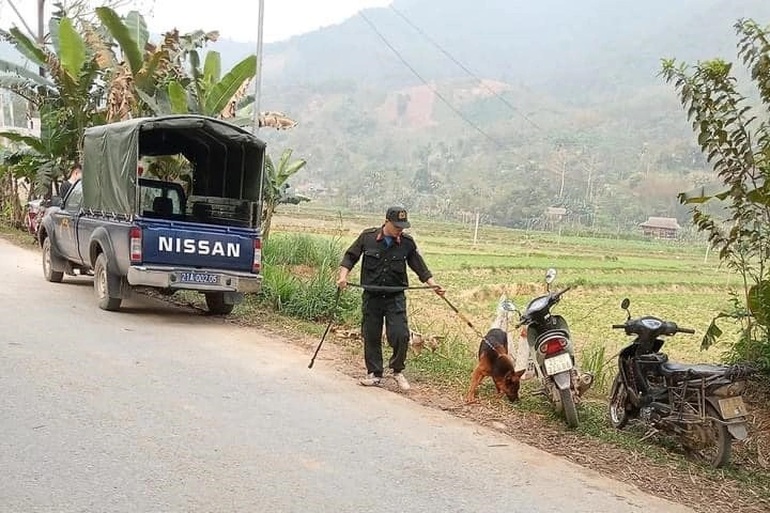 Huy động hơn 100 người cùng chó nghiệp vụ vây bắt nghi phạm giết người - 1 Huy động hơn 100 người cùng chó nghiệp vụ vây bắt nghi phạm giết người - 1