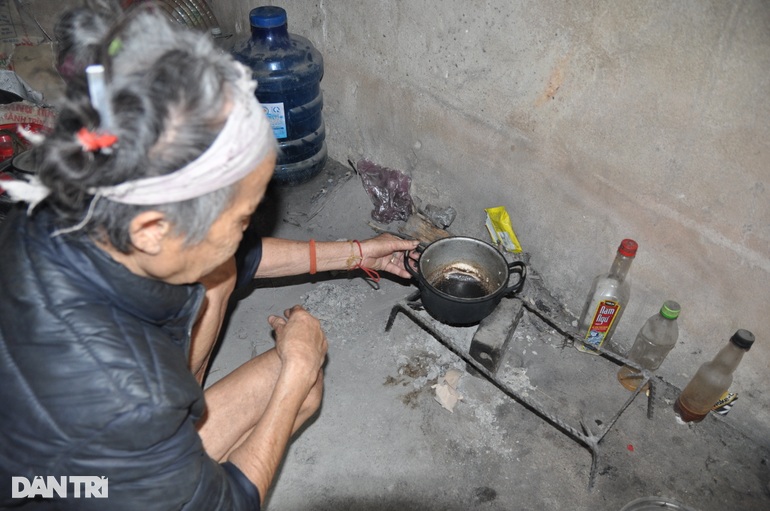 Xót thương bà lão cô độc, đói khát trong căn nhà rách nát - 3 Xót thương bà lão cô độc, đói khát trong căn nhà rách nát - 3