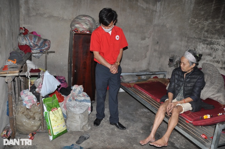 Xót thương bà lão cô độc, đói khát trong căn nhà rách nát - 5 Xót thương bà lão cô độc, đói khát trong căn nhà rách nát - 5