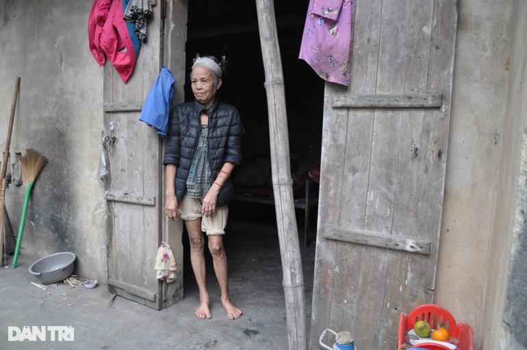 Xót thương bà lão cô độc, đói khát trong căn nhà rách nát - 4 Xót thương bà lão cô độc, đói khát trong căn nhà rách nát - 4