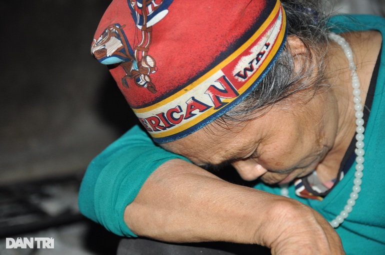 14 tháng mất bố, 2 tuổi mẹ bỏ đi, cô bé côi cút buồn bên bà nội già yếu - 5 14 tháng mất bố, 2 tuổi mẹ bỏ đi, cô bé côi cút buồn bên bà nội già yếu - 5