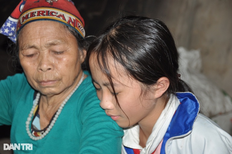 14 tháng mất bố, 2 tuổi mẹ bỏ đi, cô bé côi cút buồn bên bà nội già yếu - 3 14 tháng mất bố, 2 tuổi mẹ bỏ đi, cô bé côi cút buồn bên bà nội già yếu - 3