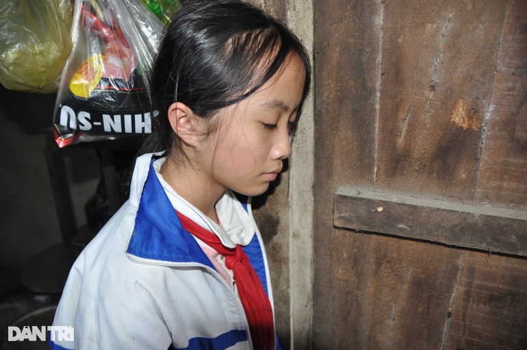 14 tháng mất bố, 2 tuổi mẹ bỏ đi, cô bé côi cút buồn bên bà nội già yếu - 2 14 tháng mất bố, 2 tuổi mẹ bỏ đi, cô bé côi cút buồn bên bà nội già yếu - 2