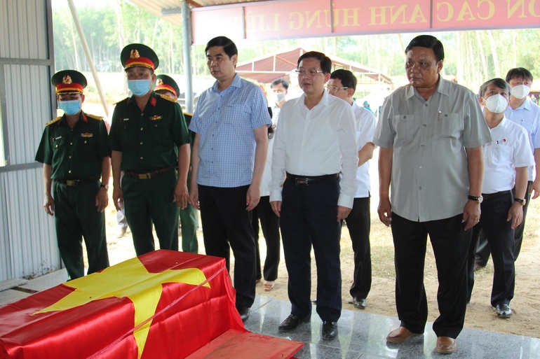 Khai quật, quy tập nhiều hài cốt liệt sĩ tại hố chôn tập thể - 1 Khai quật, quy tập nhiều hài cốt liệt sĩ tại hố chôn tập thể - 1