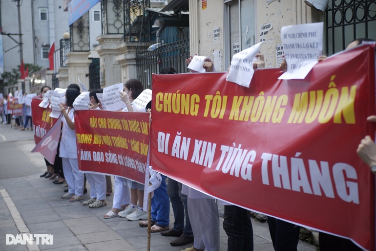 Being paid salary debt, why do employees of Tue Tinh Hospital still want to take to the streets?  - first