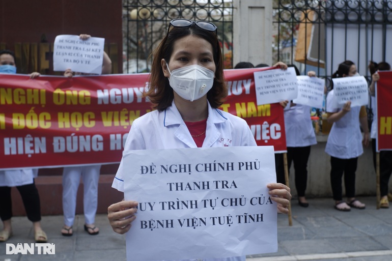 Being paid salary debt, why do employees of Tue Tinh Hospital still want to take to the streets?  - 3