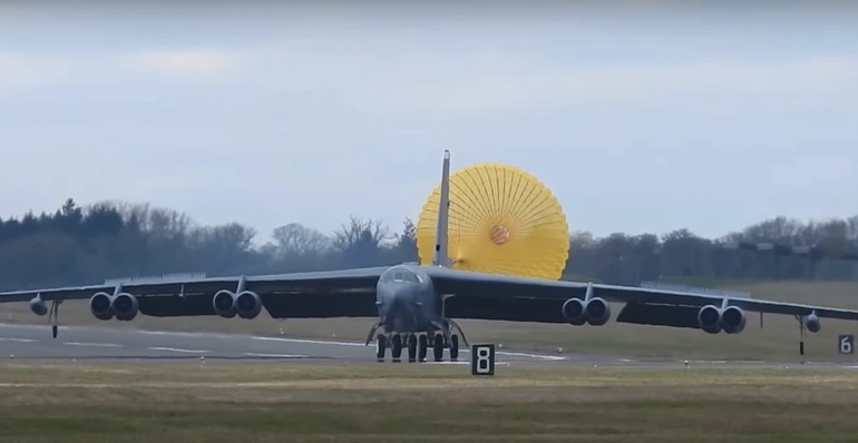 The moment the US B-52 bomber landed like a cow crab - 1
