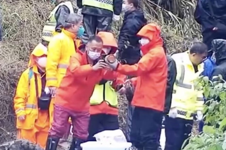 Found the black box of the plane carrying 132 people that crashed in China - 1