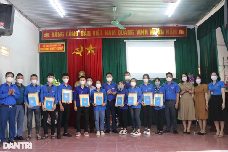 Nữ sinh trường làng đạt giải Nhất tỉnh cuộc thi Tự hào Việt Nam - 5
