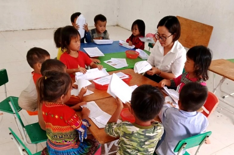 Xót xa hàng chục giáo viên mầm non biên giới nhiều tháng đi dạy không lương - 2 Xót xa hàng chục giáo viên mầm non biên giới nhiều tháng đi dạy không lương - 2