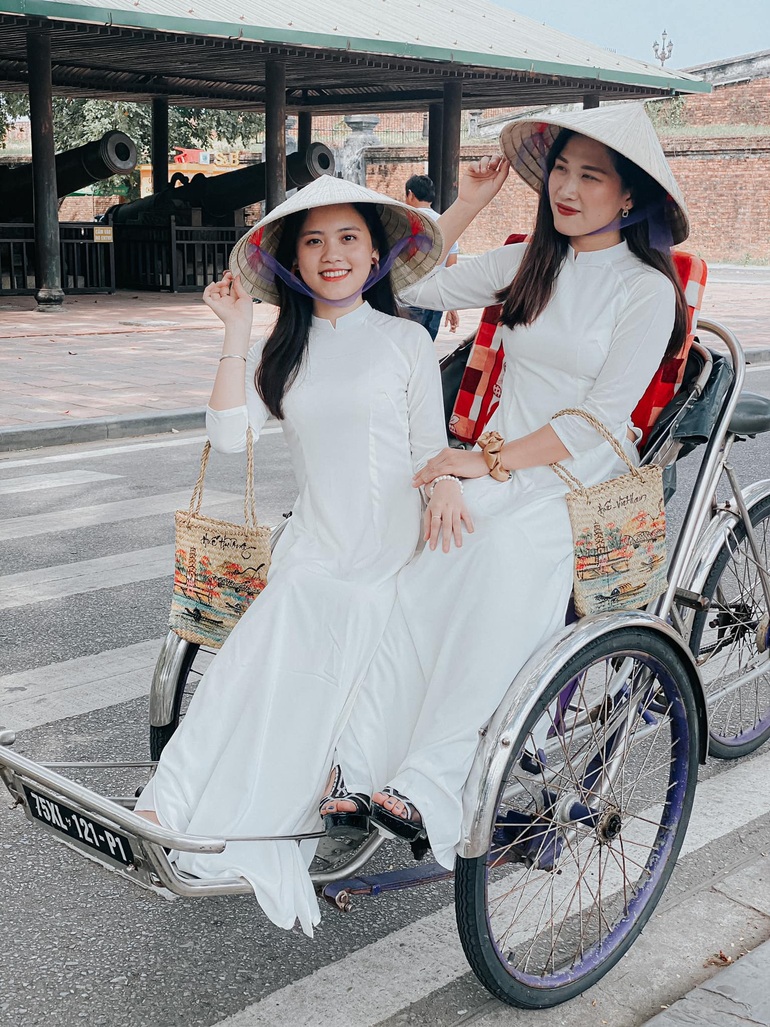 Đôi bạn xinh đẹp lái ô tô 1500 km đi du lịch miền Trung, vượt đèo xuyên đêm - 2 Đôi bạn xinh đẹp lái ô tô 1500 km đi du lịch miền Trung, vượt đèo xuyên đêm - 2