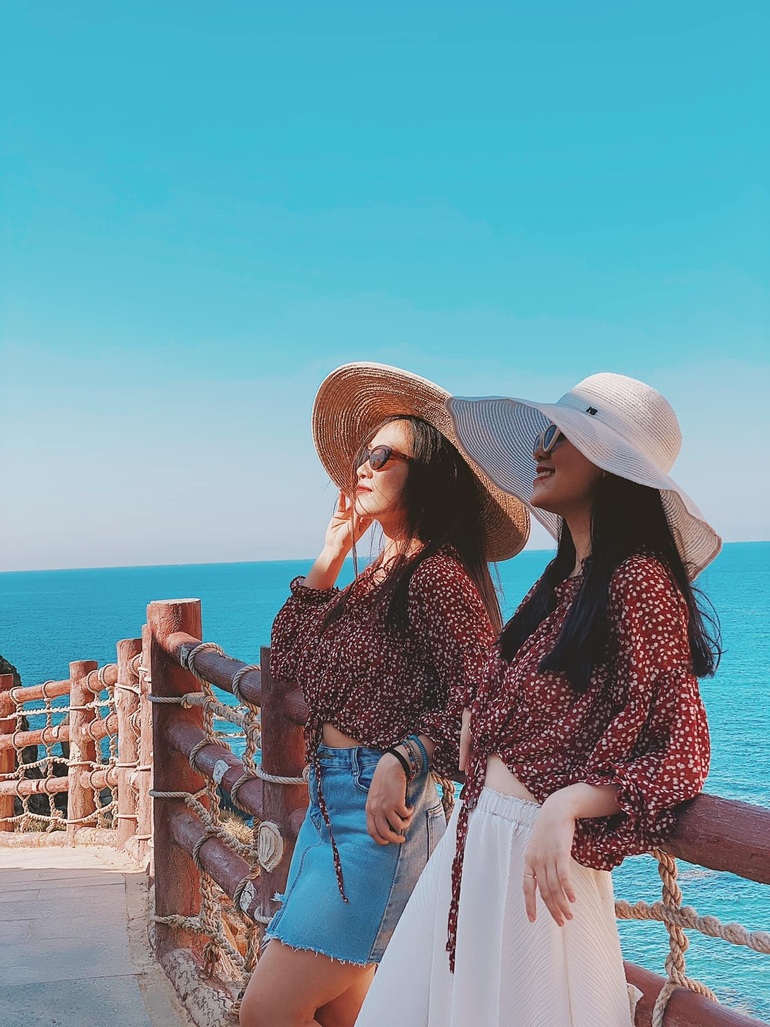 Đôi bạn xinh đẹp lái ô tô 1500 km đi du lịch miền Trung, vượt đèo xuyên đêm - 5 Đôi bạn xinh đẹp lái ô tô 1500 km đi du lịch miền Trung, vượt đèo xuyên đêm - 5