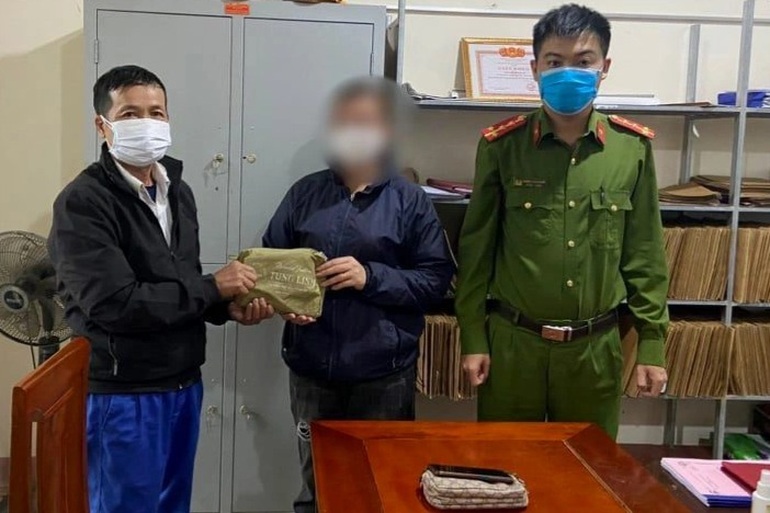 Nhặt được túi đựng 19 chỉ vàng, cụ ông tìm người trả lại - 1 Nhặt được túi đựng 19 chỉ vàng, cụ ông tìm người trả lại - 1