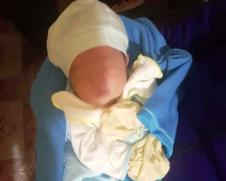 Tìm người thân của bé gái sơ sinh bị bỏ ven đường - 1 Tìm người thân của bé gái sơ sinh bị bỏ ven đường - 1