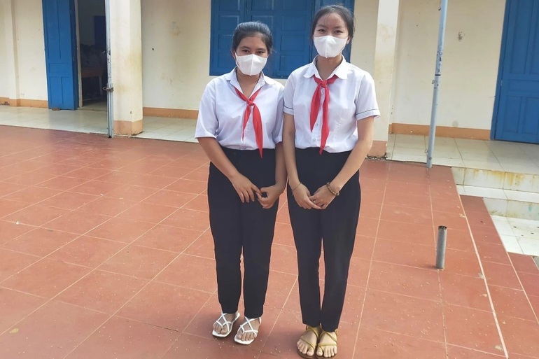 Nhặt được tiền, hai nữ sinh đến nhờ công an tìm người đánh rơi - 2 Nhặt được tiền, hai nữ sinh đến nhờ công an tìm người đánh rơi - 2