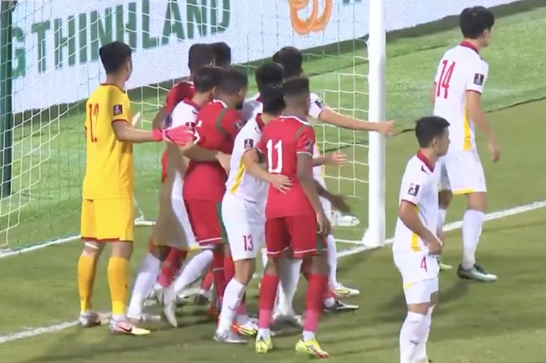 Oman takes a corner kick, Coach Park tries to neutralize it - 1