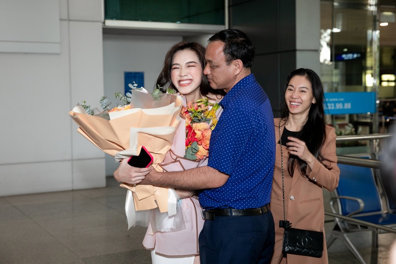Do Thi Ha returns home after reaching the Top 13 of Miss World 2021 - 2