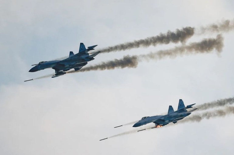 Không quân Nga đổi chiến thuật đối phó mưa tên lửa Ukraine - 1