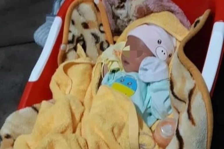 Phát hiện bé trai nặng 3kg bị bỏ rơi bên đường - 1 Phát hiện bé trai nặng 3kg bị bỏ rơi bên đường - 1