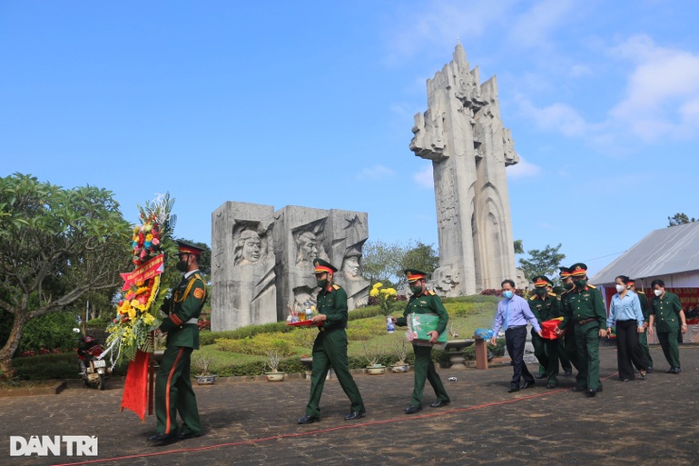 Tổ chức trọng thể lễ truy điệu và an táng 16 hài cốt liệt sĩ - 5 Tổ chức trọng thể lễ truy điệu và an táng 16 hài cốt liệt sĩ - 5