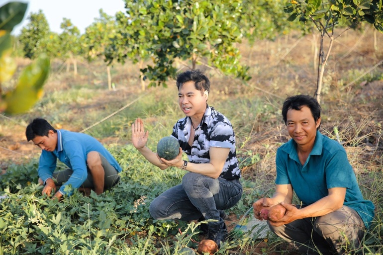 Ngọc Sơn bỏ phố về quê làm nông dân ở khu vườn 50 héc ta - 2 Ngọc Sơn bỏ phố về quê làm nông dân ở khu vườn 50 héc ta - 2
