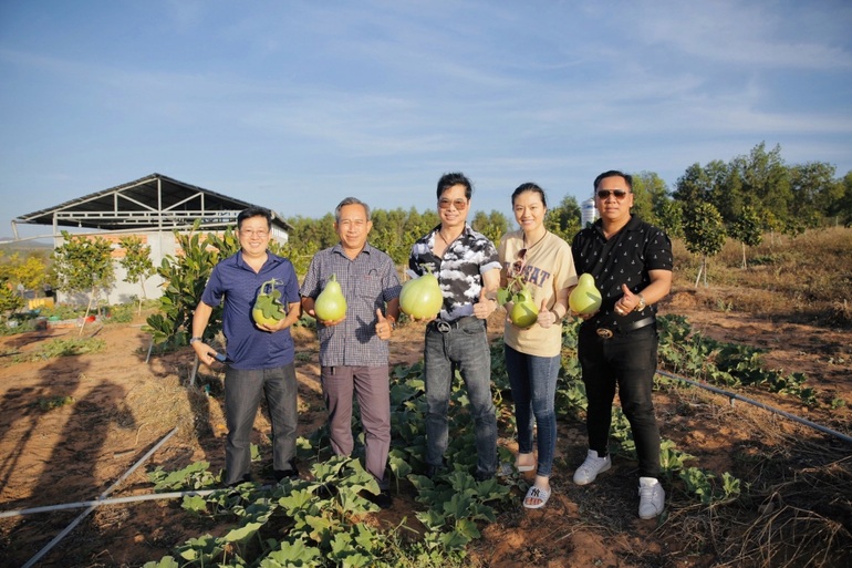 Ngọc Sơn bỏ phố về quê làm nông dân ở khu vườn 50 héc ta - 4 Ngọc Sơn bỏ phố về quê làm nông dân ở khu vườn 50 héc ta - 4