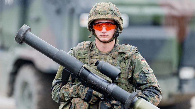 Các nước đồng loạt gửi hàng nghìn vũ khí tới Ukraine - 1