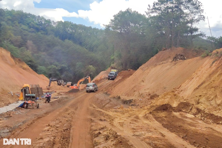 Hình ảnh bạt núi nâng cấp các đoạn xung yếu trên quốc lộ qua Tây Nguyên - 11 Hình ảnh bạt núi nâng cấp các đoạn xung yếu trên quốc lộ qua Tây Nguyên - 11