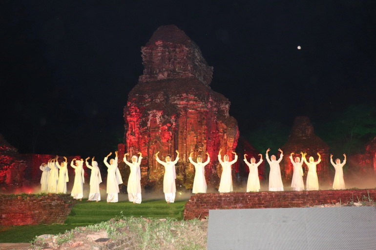 Vũ điệu Champa hòa quyện cùng âm thanh, ánh sáng ở khu đền tháp Mỹ Sơn - 3 Vũ điệu Champa hòa quyện cùng âm thanh, ánh sáng ở khu đền tháp Mỹ Sơn - 3