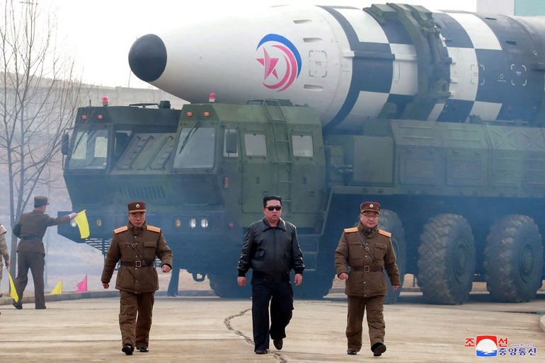 Kim Jong-un inspects North Korea's largest monster missile test - 1