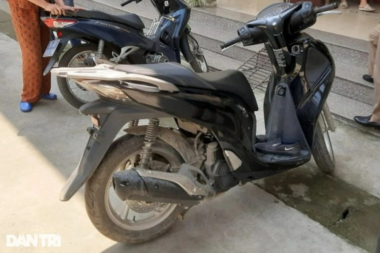 Tên cướp mang theo dao, súng giả thua nữ chủ tiệm vàng - 2 Tên cướp mang theo dao, súng giả thua nữ chủ tiệm vàng - 2