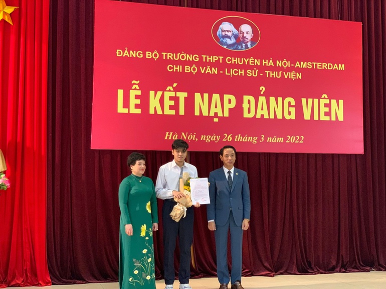 Trường Amsterdam: Lần đầu tiên trong 37 năm có học sinh được kết nạp Đảng - 1 Trường Amsterdam: Lần đầu tiên trong 37 năm có học sinh được kết nạp Đảng - 1