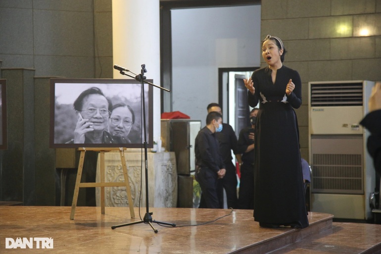 Singer My Linh sadly sang Milk Flower at the funeral of musician Hong Dang - 1