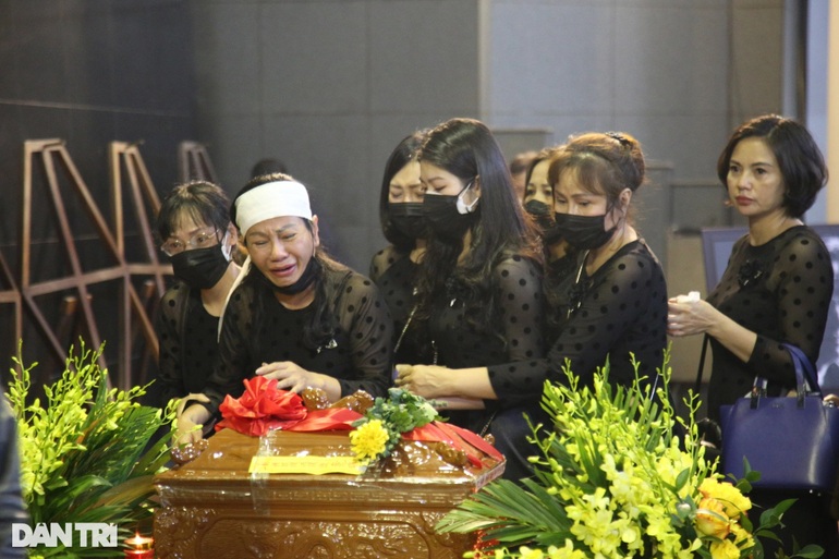 Singer My Linh sadly sang Milk Flower at the funeral of musician Hong Dang - 4