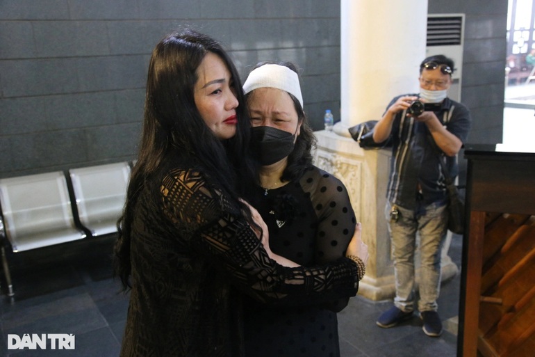 Singer My Linh sadly sang Milk Flower at the funeral of musician Hong Dang - 8