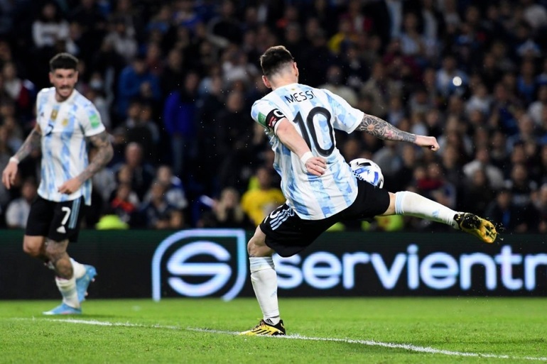 Vượt qua sức ép khủng khiếp, Messi ghi bàn giúp Argentina thắng đậm - 1