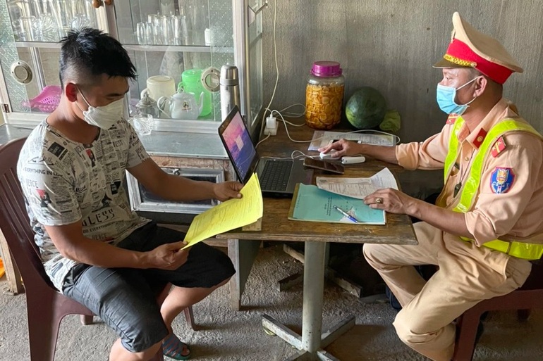 Xử lý loạt xe chở mía quá tải nghênh ngang chạy trên quốc lộ - 5 Xử lý loạt xe chở mía quá tải nghênh ngang chạy trên quốc lộ - 5