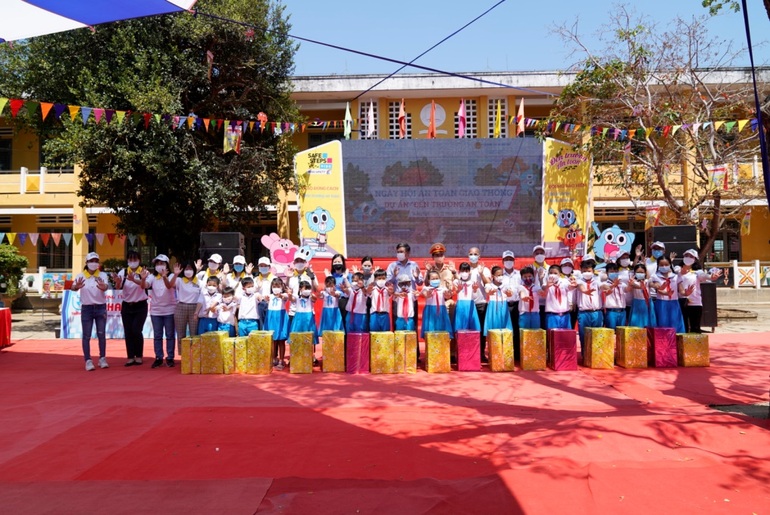 Prudential organizes traffic safety festival in Quang Ngai - 1