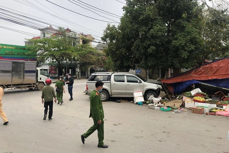 Xe biển xanh đâm 2 người tử vong: Xe chở đoàn công tác ra sân bay - 2 Xe biển xanh đâm 2 người tử vong: Xe chở đoàn công tác ra sân bay - 2
