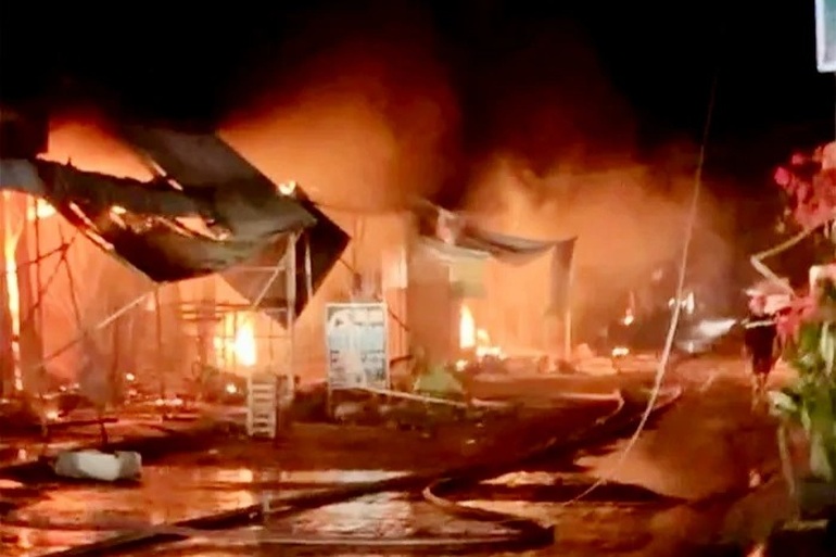 Hỏa hoạn thiêu rụi 40 ki ốt trong trung tâm thương mại - 1