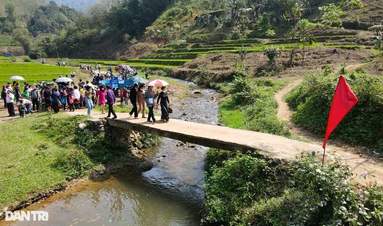 Khởi công xây cầu Khuyến học và Dân trí, bà con người Mông vui như ngày hội - 9 Khởi công xây cầu Khuyến học và Dân trí, bà con người Mông vui như ngày hội - 9