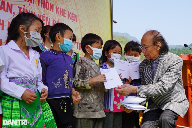 Khởi công xây cầu Khuyến học và Dân trí, bà con người Mông vui như ngày hội - 10 Khởi công xây cầu Khuyến học và Dân trí, bà con người Mông vui như ngày hội - 10