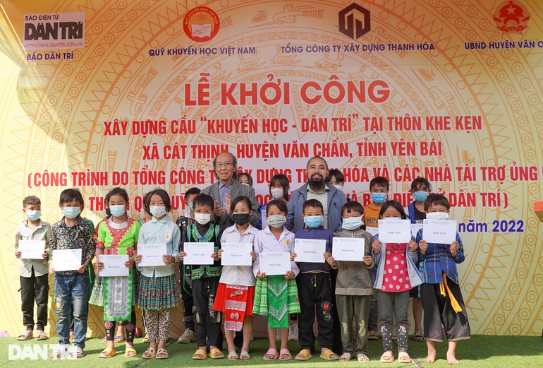 Khởi công xây cầu Khuyến học và Dân trí, bà con người Mông vui như ngày hội - 12 Khởi công xây cầu Khuyến học và Dân trí, bà con người Mông vui như ngày hội - 12