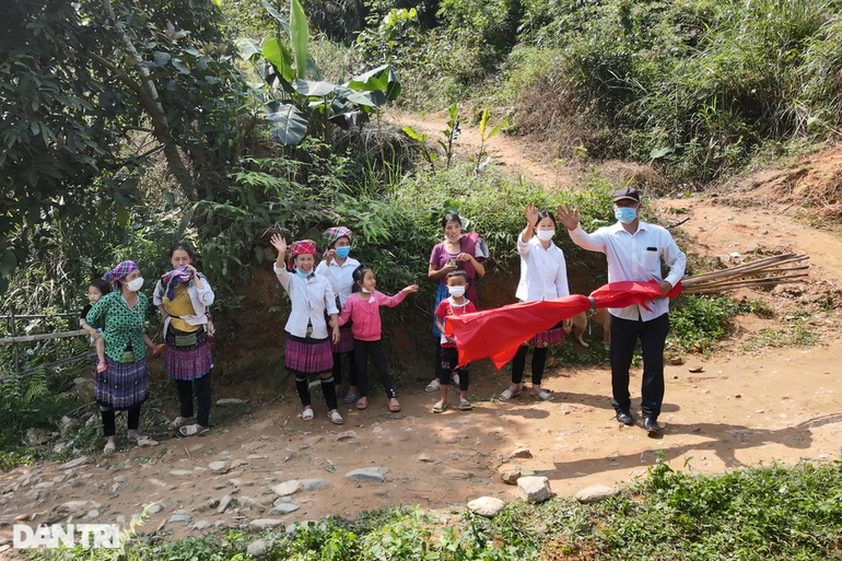 Khởi công xây cầu Khuyến học và Dân trí, bà con người Mông vui như ngày hội - 13 Khởi công xây cầu Khuyến học và Dân trí, bà con người Mông vui như ngày hội - 13