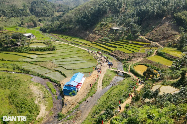 Khởi công xây cầu Khuyến học và Dân trí, bà con người Mông vui như ngày hội - 7 Khởi công xây cầu Khuyến học và Dân trí, bà con người Mông vui như ngày hội - 7