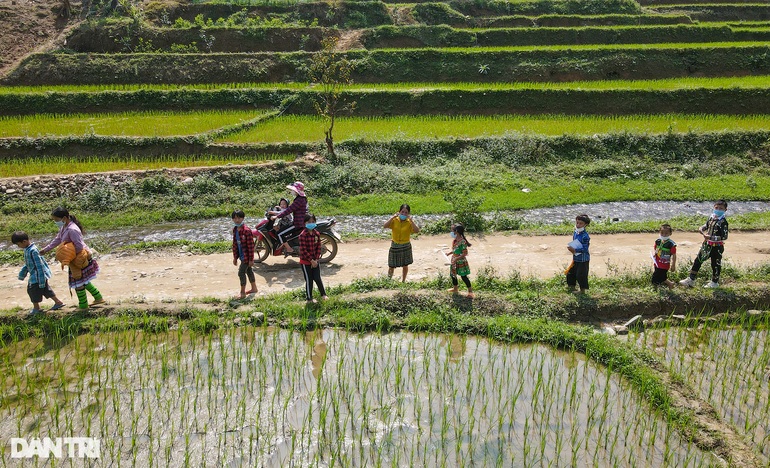 Khởi công xây cầu Khuyến học và Dân trí, bà con người Mông vui như ngày hội - 8 Khởi công xây cầu Khuyến học và Dân trí, bà con người Mông vui như ngày hội - 8