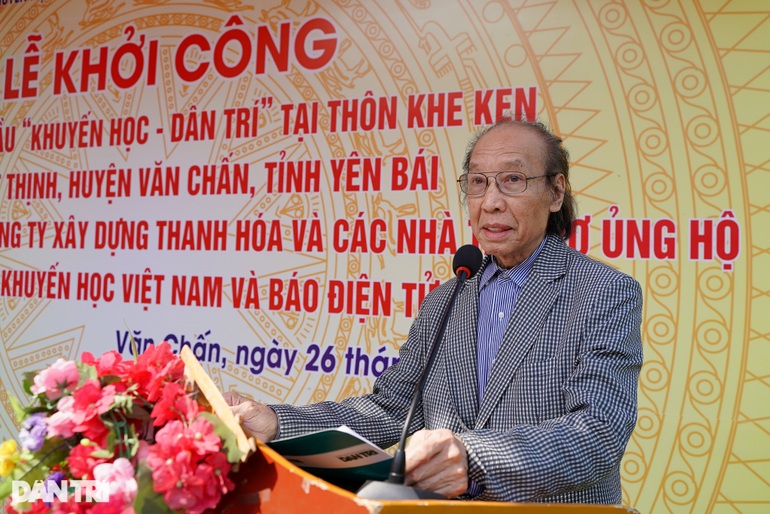 Khởi công xây cầu Khuyến học và Dân trí, bà con người Mông vui như ngày hội - 2 Khởi công xây cầu Khuyến học và Dân trí, bà con người Mông vui như ngày hội - 2