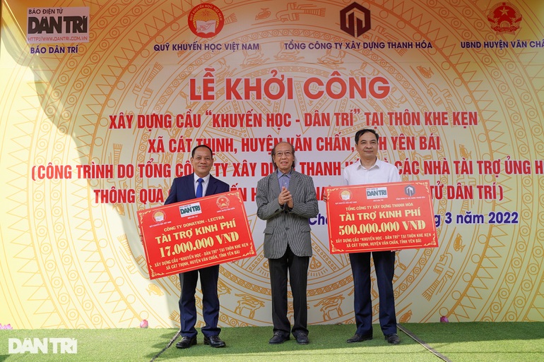 Khởi công xây cầu Khuyến học và Dân trí, bà con người Mông vui như ngày hội - 3 Khởi công xây cầu Khuyến học và Dân trí, bà con người Mông vui như ngày hội - 3